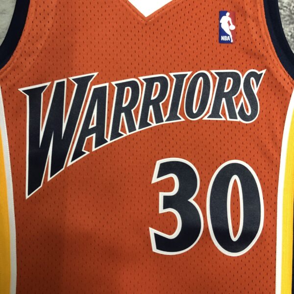 0192c602 Camiseta Regata NBA Golden State Warriors 30 Stephen Curry Mitchell & Ness Vermelha 2009/10 - Imagem 2