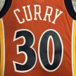 Camiseta Regata NBA Golden State Warriors 30 Stephen Curry Mitchell & Ness Vermelha 2009/10 - Imagem 12