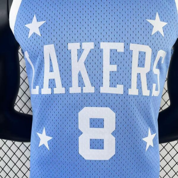 39f85d94 Camiseta Regata NBA Los Angeles Lakers 8 Kobe Bryant Mitchell & Ness Powder Blue Hardwood 2004/05 - Imagem 2