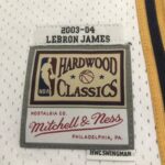 Camiseta Regata NBA Cleveland Cavaliers 23 Lebron James Mitchell & Ness Branca 2003/04 - Imagem 11