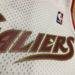 Camiseta Regata NBA Cleveland Cavaliers 23 Lebron James Mitchell & Ness Branca 2003/04 - Imagem 5