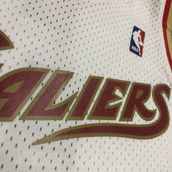 3e1eda14 Camiseta Regata NBA Cleveland Cavaliers 23 Lebron James Mitchell & Ness Branca 2003/04 - Imagem 5