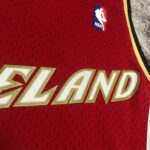 Camiseta Regata NBA Cleveland Cavaliers 23 Lebron James Mitchell & Ness Vermelha 2003/04 - Imagem 5