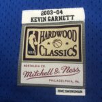 Camiseta Regata NBA Minnesota Timberwolves 21 Kevin Garnett Mitchell & Ness Azul 2003/04 - Imagem 10
