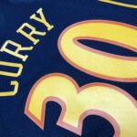 Camiseta Regata NBA Golden State Warriors 30 Stephen Curry Mitchell & Ness Azul Marinho 2009/10 - Imagem 16