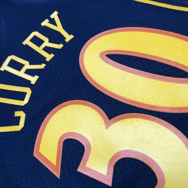 Camiseta Regata NBA Golden State Warriors 30 Stephen Curry Mitchell & Ness Azul Marinho 2009/10 - Imagem 16