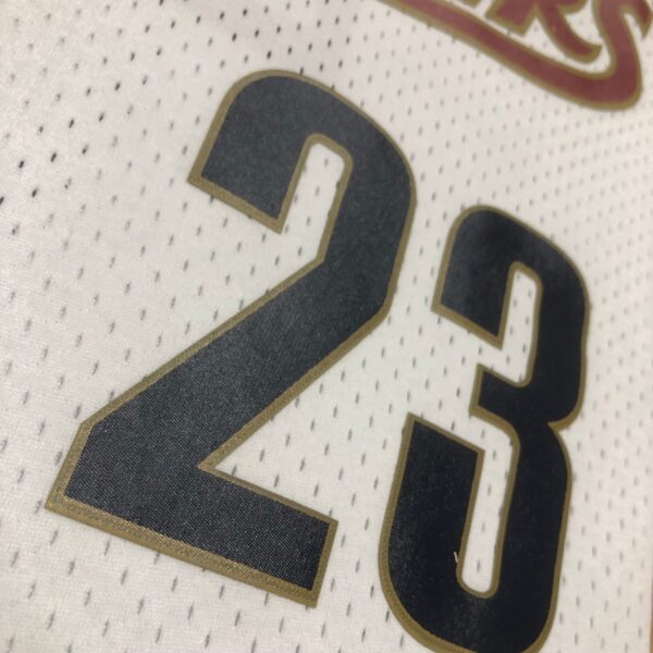59e24d89 Camiseta Regata NBA Cleveland Cavaliers 23 Lebron James Mitchell & Ness Branca 2003/04 - Imagem 3