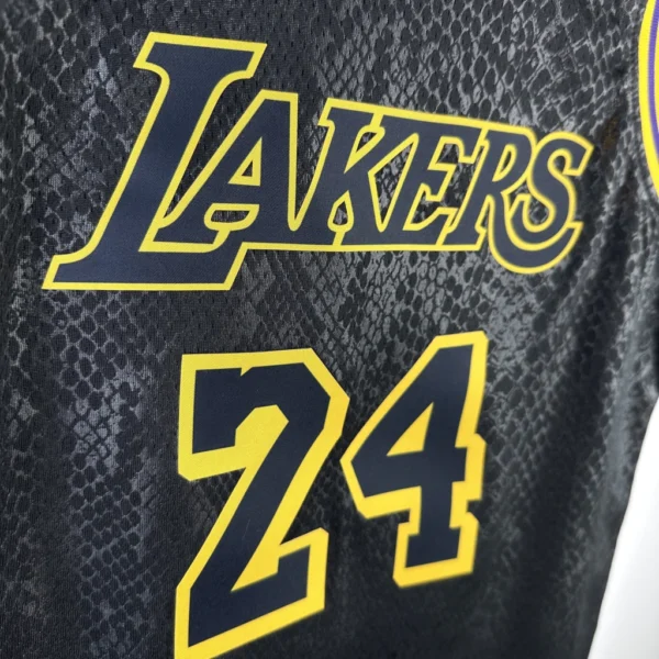 Camiseta Regata Basquete NBA Los Angeles Lakers Preta Mamba Negra - Black Mamba - Edição Especial Nike - Imagem 13