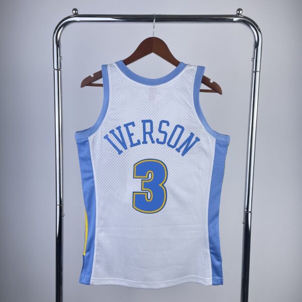 Camiseta Regata NBA Denver Nuggets 3 Allen Iverson Mitchell & Ness Branca 2006/07 - Imagem 2