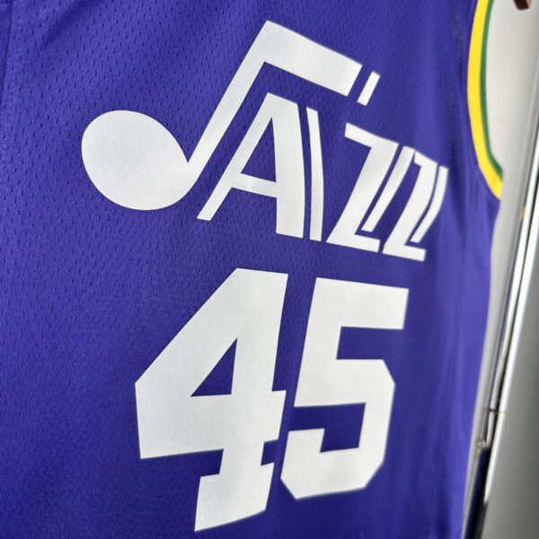 81230a58 Camiseta Regata NBA Utah Jazz 45 Donovan Mitchell Classic Edition Roxo 2024/25 Nike - Imagem 3