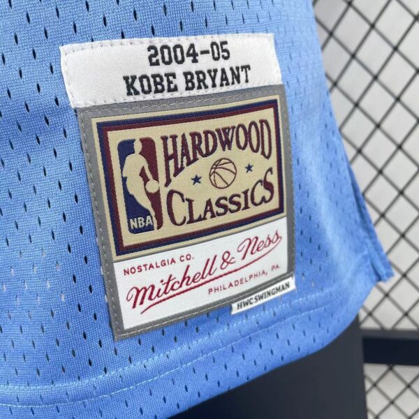 82226257 Camiseta Regata NBA Los Angeles Lakers 8 Kobe Bryant Mitchell & Ness Powder Blue Hardwood 2004/05 - Imagem 4