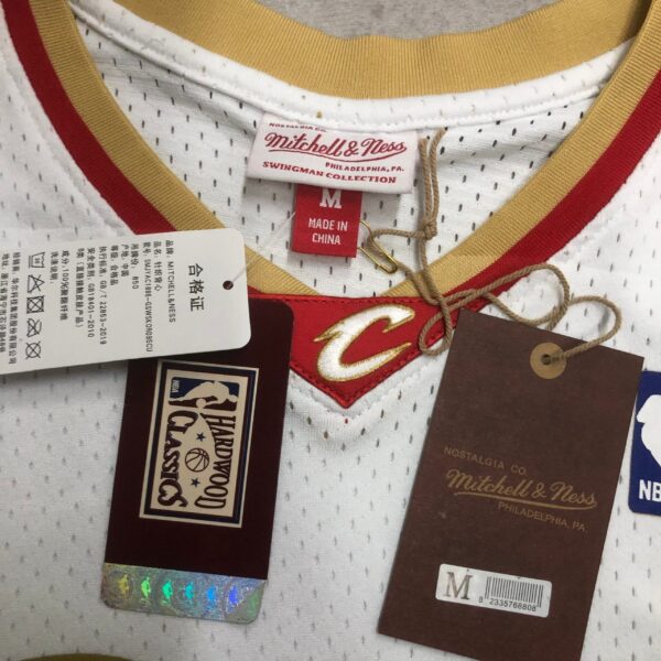 8809e3f7 Camiseta Regata NBA Cleveland Cavaliers 23 Lebron James Mitchell & Ness Branca 2003/04 - Imagem 8