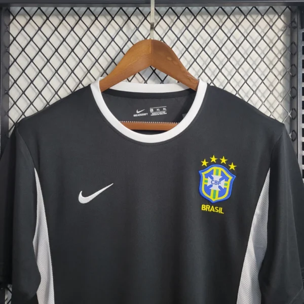 94004a84-a43897969ff066550c17365297703069-1024-1024 Camisa Retrô Clássica Seleção Brasileira Brasil Goleiro – Nike – Preta – 2002 - Imagem 2