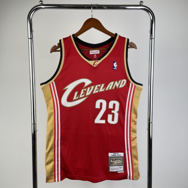 99edade4 Camiseta Regata NBA Cleveland Cavaliers 23 Lebron James Mitchell & Ness Vermelha 2003/04 - Imagem 1