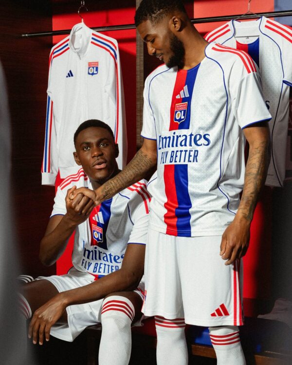 Camisa-titular-do-Olympique-de-Lyon-2025-2026-e-revelada-pela-adidas-7 Camisa Olympique Lyonnais Home Versão Jogador 2025/26 Branca Adidas - Imagem 6