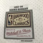 Camiseta Regata NBA San Antonio Spurs 10 Dennis Rodman Mitchell & Ness Branca 1993/94 - Imagem 9