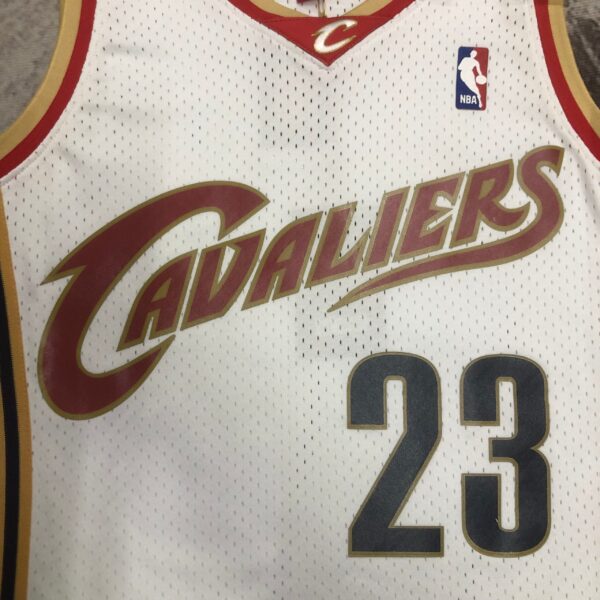 b1de0c02 Camiseta Regata NBA Cleveland Cavaliers 23 Lebron James Mitchell & Ness Branca 2003/04 - Imagem 2