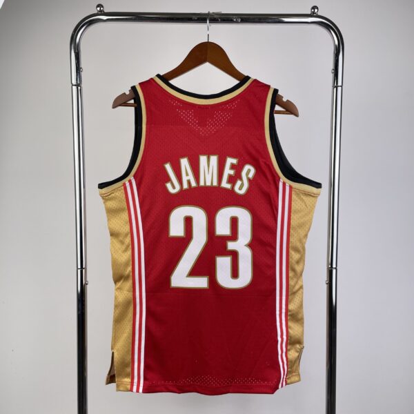 bec17070 Camiseta Regata NBA Cleveland Cavaliers 23 Lebron James Mitchell & Ness Vermelha 2003/04 - Imagem 12