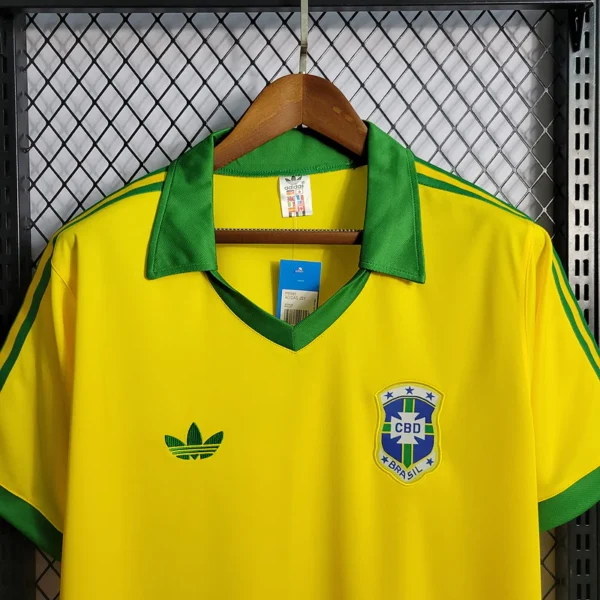 big_4_eb35cc57-c324-4a86-be5f-119658c65790_1024x Camisa Retrô Clássica Seleção Brasileira Home - Brasil Amarela – 1979/80 Adidas - Imagem 3