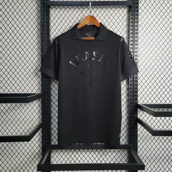 camisa-retro-brasil-all-black-13-14-torcedor-nike-preto-imagem1-jpeg1-983b9cd849d8a791c516939627974633-1024-1024 Camisa Retrô Seleção Brasileira - Brasil All Black – Preta 2014 Nike - Imagem 1