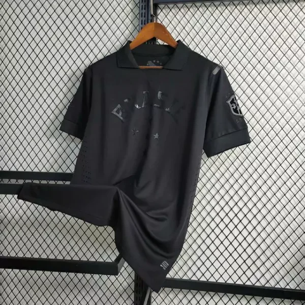 camisa-retro-brasil-all-black-13-14-torcedor-nike-preto-imagem3-jpeg1-2009e86ccb0bc4f64216939627974069-1024-1024 Camisa Retrô Seleção Brasileira - Brasil All Black – Preta 2014 Nike - Imagem 2