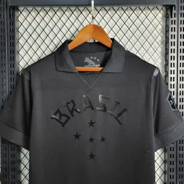 camisa-retro-brasil-all-black-13-14-torcedor-nike-preto-imagem4-jpeg1-c56504f9ff471fd65516939627975048-1024-1024 Camisa Retrô Seleção Brasileira - Brasil All Black – Preta 2014 Nike - Imagem 3