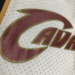 Camiseta Regata NBA Cleveland Cavaliers 23 Lebron James Mitchell & Ness Branca 2003/04 - Imagem 4