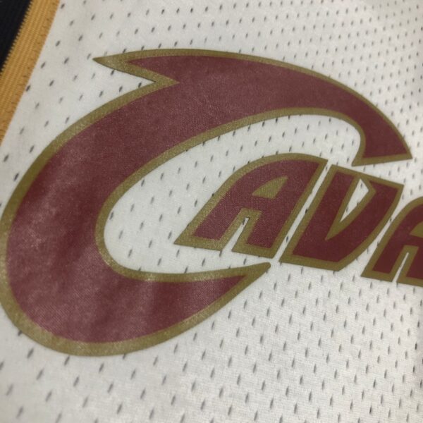 cb9dd30b Camiseta Regata NBA Cleveland Cavaliers 23 Lebron James Mitchell & Ness Branca 2003/04 - Imagem 4