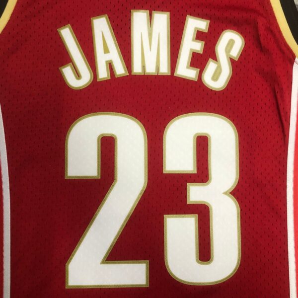 ce31c0f7 Camiseta Regata NBA Cleveland Cavaliers 23 Lebron James Mitchell & Ness Vermelha 2003/04 - Imagem 13