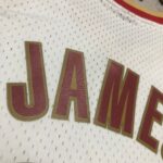 Camiseta Regata NBA Cleveland Cavaliers 23 Lebron James Mitchell & Ness Branca 2003/04 - Imagem 15