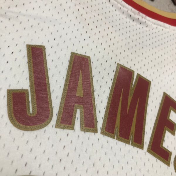 d1cef530 Camiseta Regata NBA Cleveland Cavaliers 23 Lebron James Mitchell & Ness Branca 2003/04 - Imagem 15