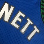 Camiseta Regata NBA Minnesota Timberwolves 21 Kevin Garnett Mitchell & Ness Azul 2003/04 - Imagem 15