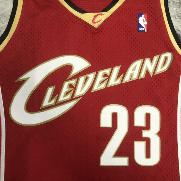 e6ddab3f Camiseta Regata NBA Cleveland Cavaliers 23 Lebron James Mitchell & Ness Vermelha 2003/04 - Imagem 2