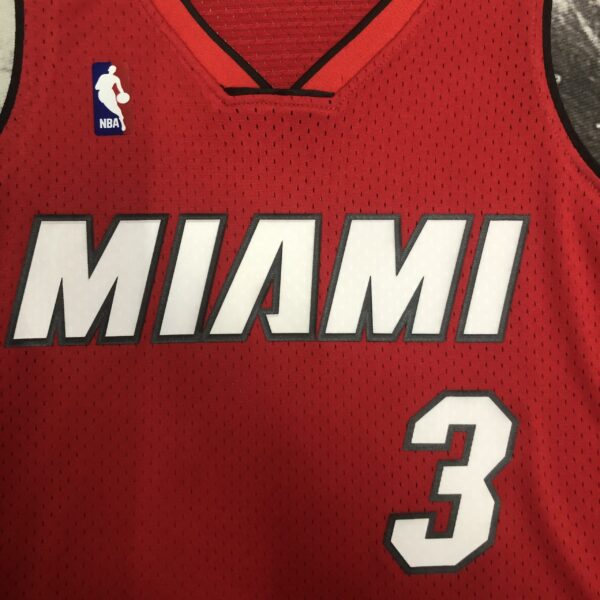 Camiseta Regata NBA Miami Heat Dwyane 3 Wade Mitchell & Ness Vermelha 2005/06 - Imagem 2