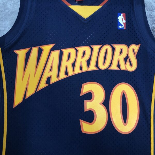 Camiseta Regata NBA Golden State Warriors 30 Stephen Curry Mitchell & Ness Azul Marinho 2009/10 - Imagem 2