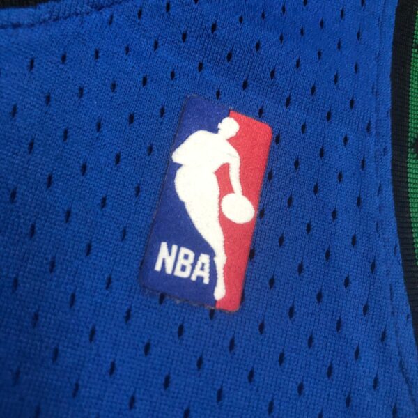 ffb0b97b Camiseta Regata NBA Minnesota Timberwolves 21 Kevin Garnett Mitchell & Ness Azul 2003/04 - Imagem 6