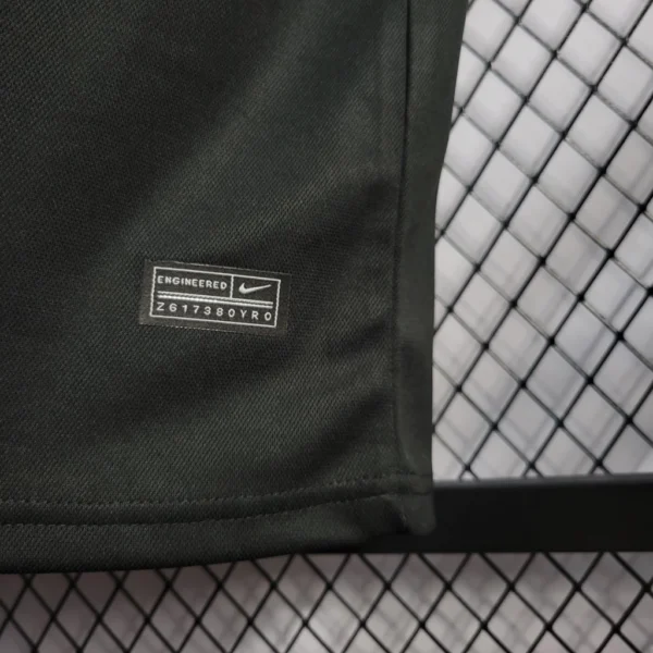 0009e8db-ffb6-4151-b4cd-ba60173c9fbd1-c29bc9c589b2465d4b16749265465304-1024-1024 Camisa Retrô Seleção Brasileira - Brasil Concept Edition Polo Black – Preta 2022 Nike - Imagem 7