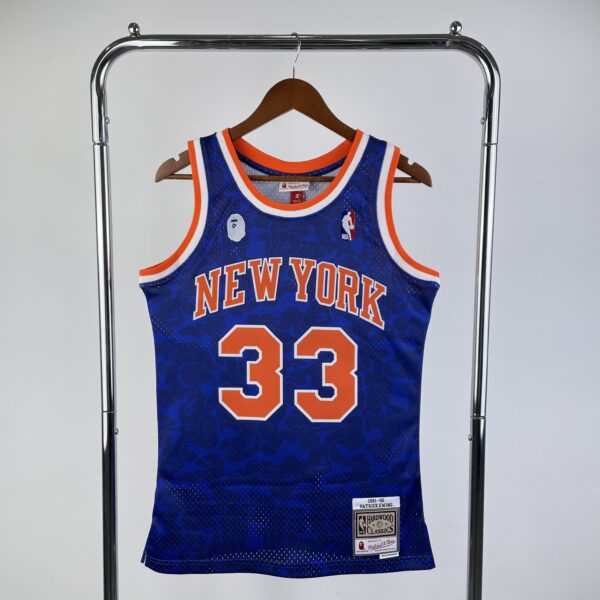 065b582d Camiseta Regata NBA New York Knicks BAPE 33 Patrick Ewing Mitchell & Ness Azul 1991/92 - Imagem 1