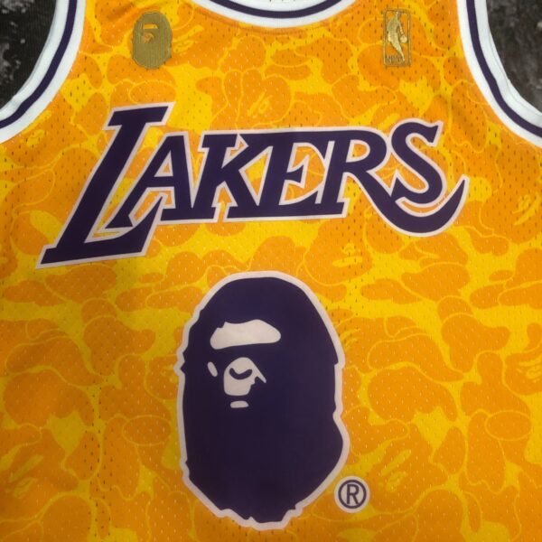 157d2493 Camiseta Regata NBA Los Angeles Lakers BAPE Mitchell & Ness Amarelo 1996/97 - Imagem 2