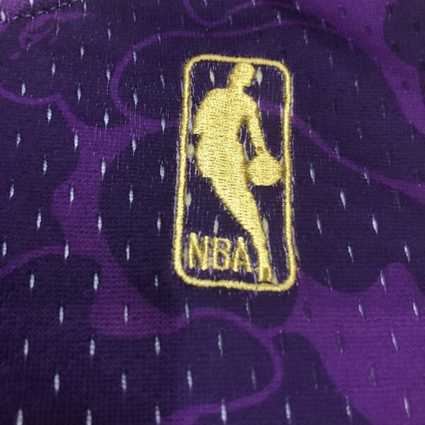 1c06f26b Camiseta Regata NBA Los Angeles Lakers BAPE Mitchell & Ness Roxo 1993 - Imagem 6