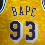 Camiseta Regata NBA Los Angeles Lakers BAPE Mitchell & Ness Amarelo 1996/97 - Imagem 14