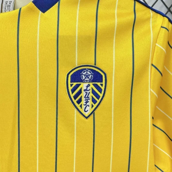 2025091715053956-1da4491fcc26068b1e17581286235519-1024-1024 Camisa Leeds United Terrace Icons Unissex 2025 Amarela Adidas - Imagem 3