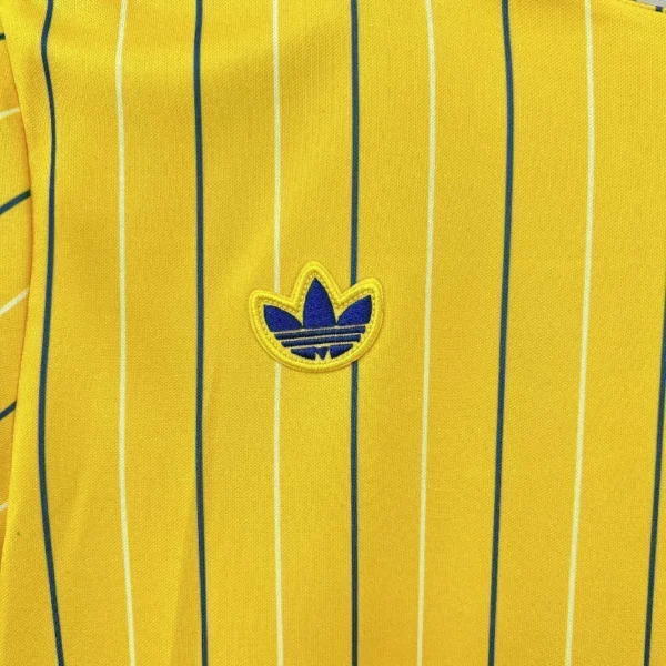 2025091715054088-69ea134560d24f580e17581286233324-1024-1024 Camisa Leeds United Terrace Icons Unissex 2025 Amarela Adidas - Imagem 4