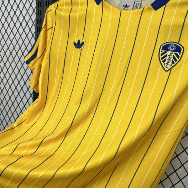 202509171505443-f9217c033e093ee35717581286235451-1024-1024 Camisa Leeds United Terrace Icons Unissex 2025 Amarela Adidas - Imagem 2