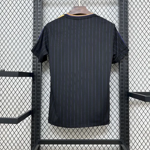 2025102309302427-e0b1860b6bcb00c13a17614394600665-1024-1024 Camisa Manchester United Terrace Icons Unissex 2025 Devil Black Adidas - Imagem 9