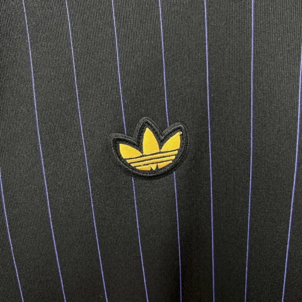 2025102309302561-8775c720d0b5dd864117614394600810-1024-1024 Camisa Manchester United Terrace Icons Unissex 2025 Devil Black Adidas - Imagem 6