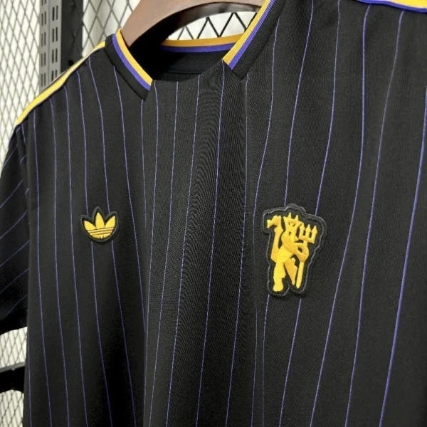 2025102309302617-52fff59c1e3b0670bb17614394603440-1024-1024 Camisa Manchester United Terrace Icons Unissex 2025 Devil Black Adidas - Imagem 4