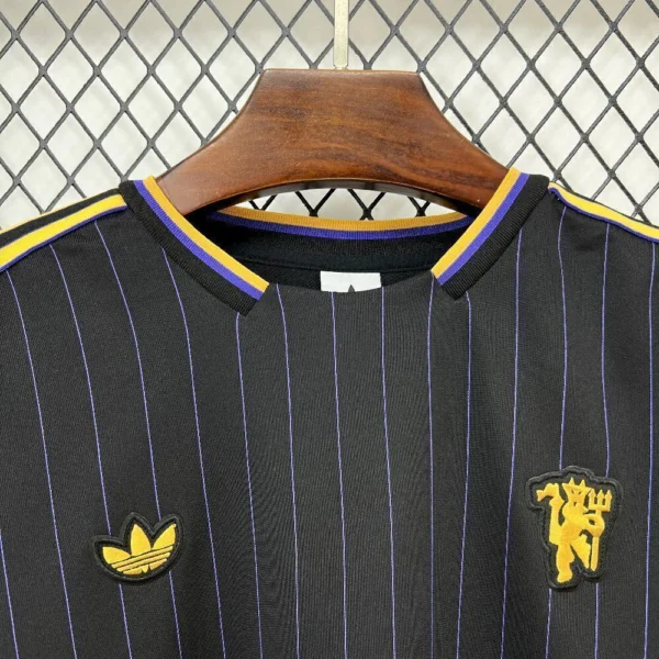 2025102309302956-daa917968ce028214e17614394601926-1024-1024 Camisa Manchester United Terrace Icons Unissex 2025 Devil Black Adidas - Imagem 2