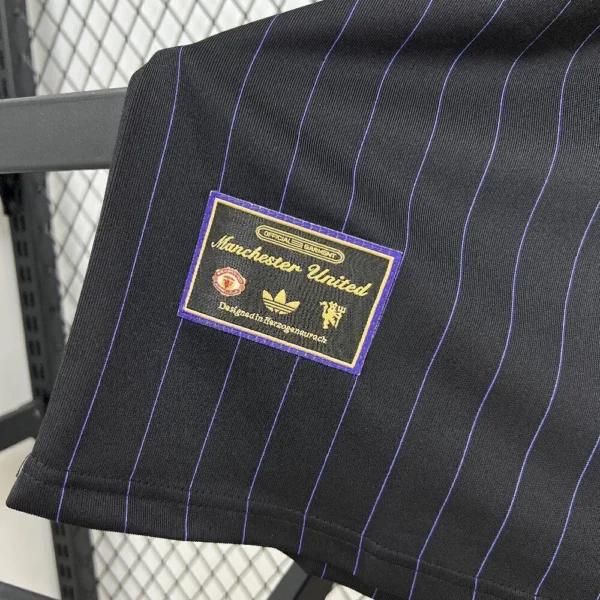 2025102309303171-9ae353e5f24efda9c417614394604655-1024-1024 Camisa Manchester United Terrace Icons Unissex 2025 Devil Black Adidas - Imagem 8