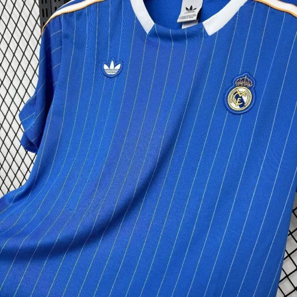 Camisa Real Madrid Terrace Icons Unissex 2025 Azul Adidas - Imagem 2